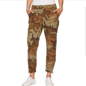Levi's Jet Set Tapered Camo Jogger Zip Hem